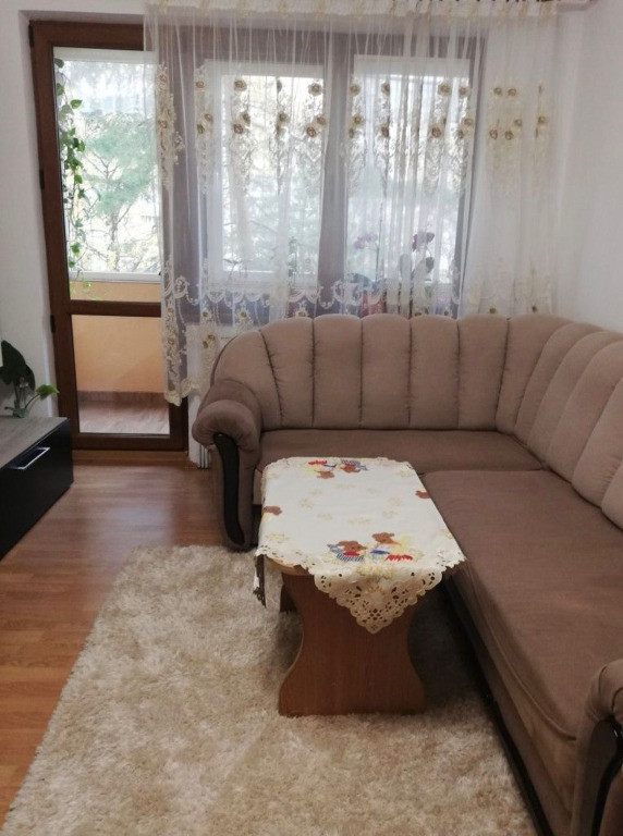Apartament 3 camere, semidecomandat - zona Garii