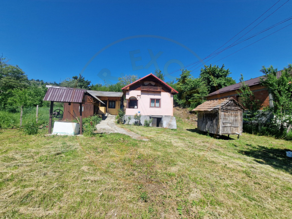 Căsuță autentică românească între două dealuri–col