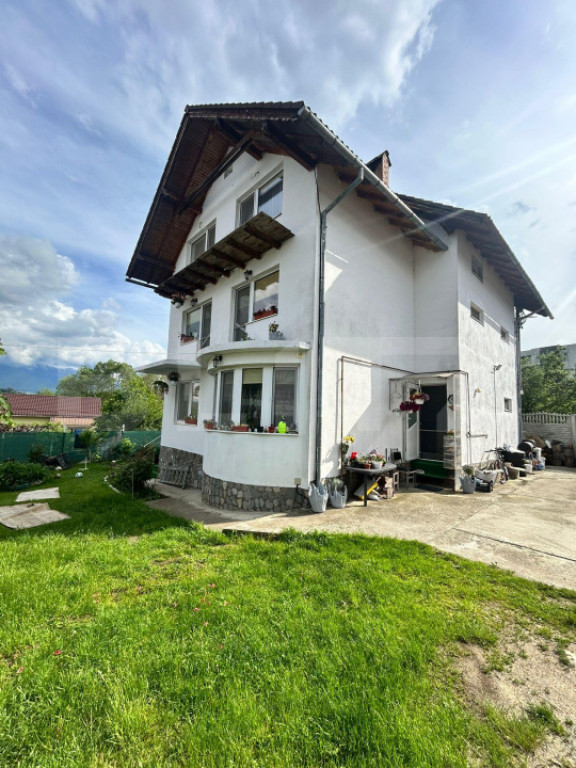 Casa/Vila cu 8 camere, 4 bai - Zarnesti
