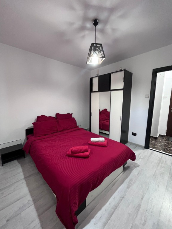 Apartament 3 camere,etaj 1,zona Alexandru Cel Bun-Minerva;impecabil