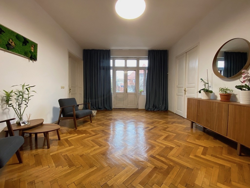 Apartament 7 camere - 4 bai - intrare separata - zona Cap...