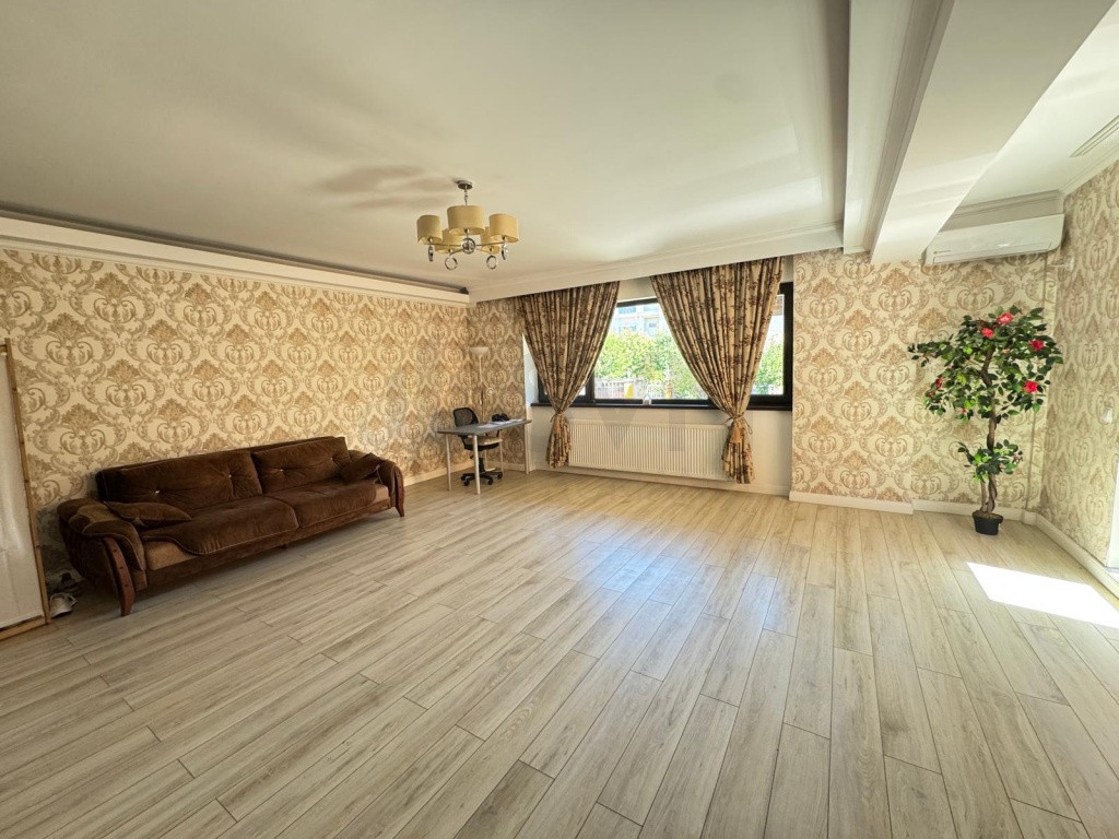 APARTAMENT SUPERB 3 CAMERE 120 MP I BANEASA