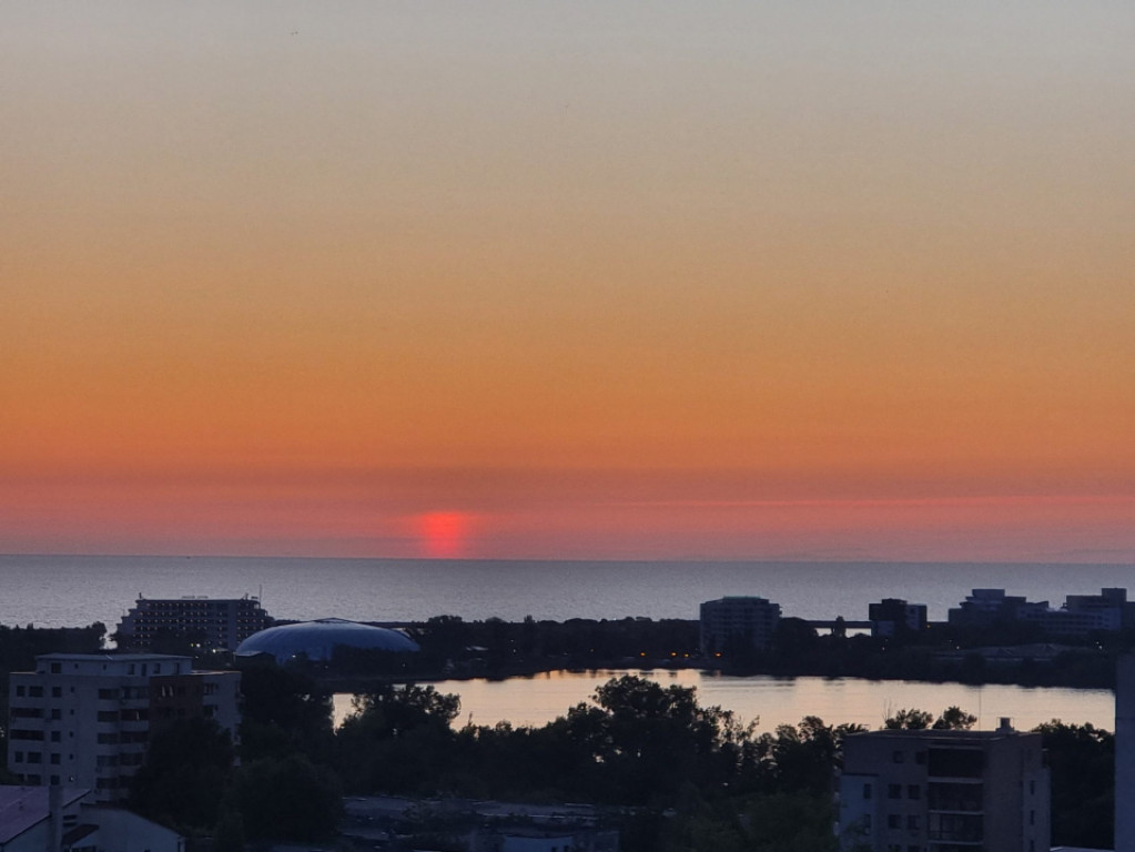 Garsonieră cochetă cu vedere superbă către lac și mare,