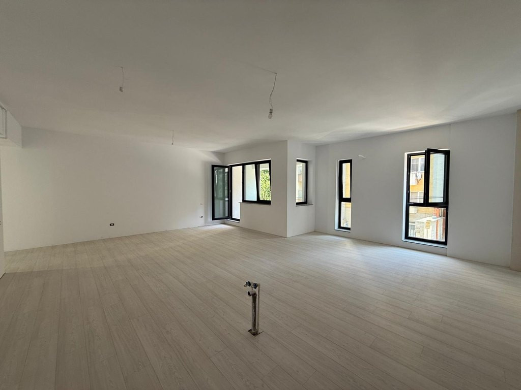 Apartament luxos cu 3 camere și 2 locuri de parcare