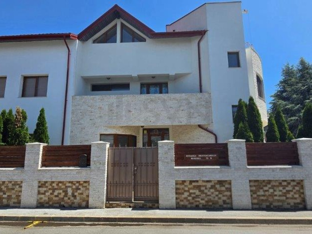 Vila superba cu piscina Otopeni drum privat