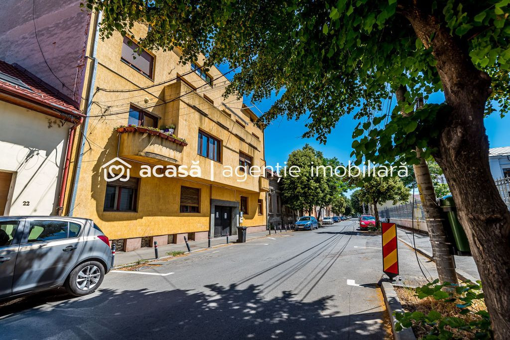 Apartament în centru cu acces auto și garaj propriu