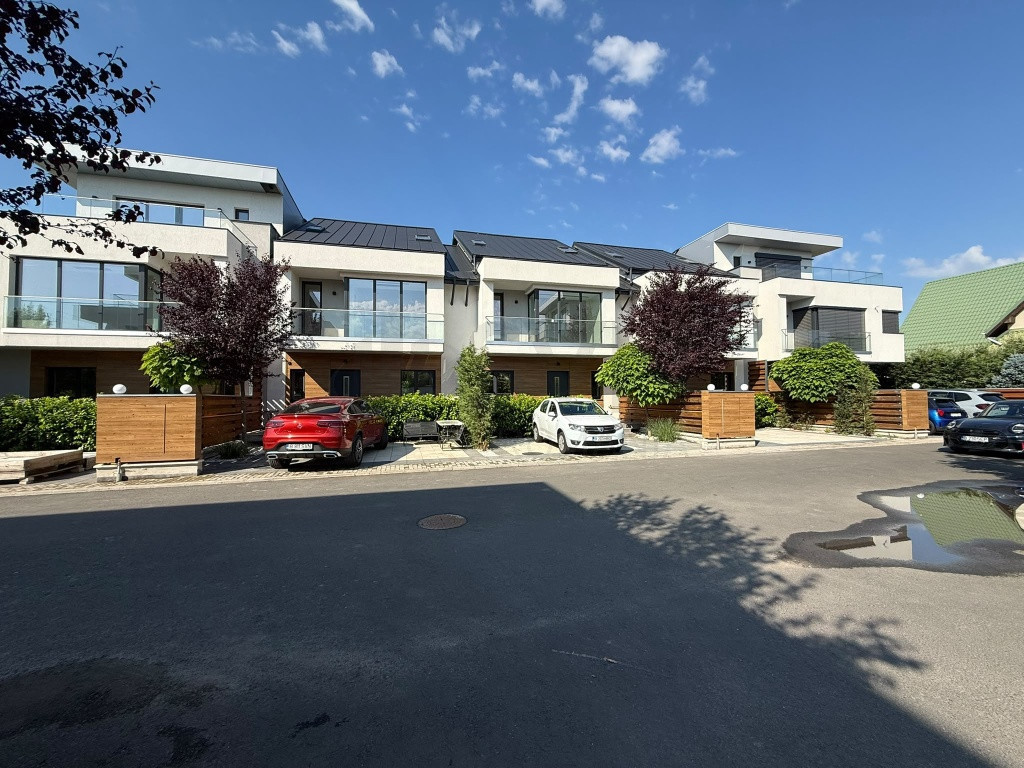 Vile Finalizate Exclusiviste Langa Lac l Complex Rezidential