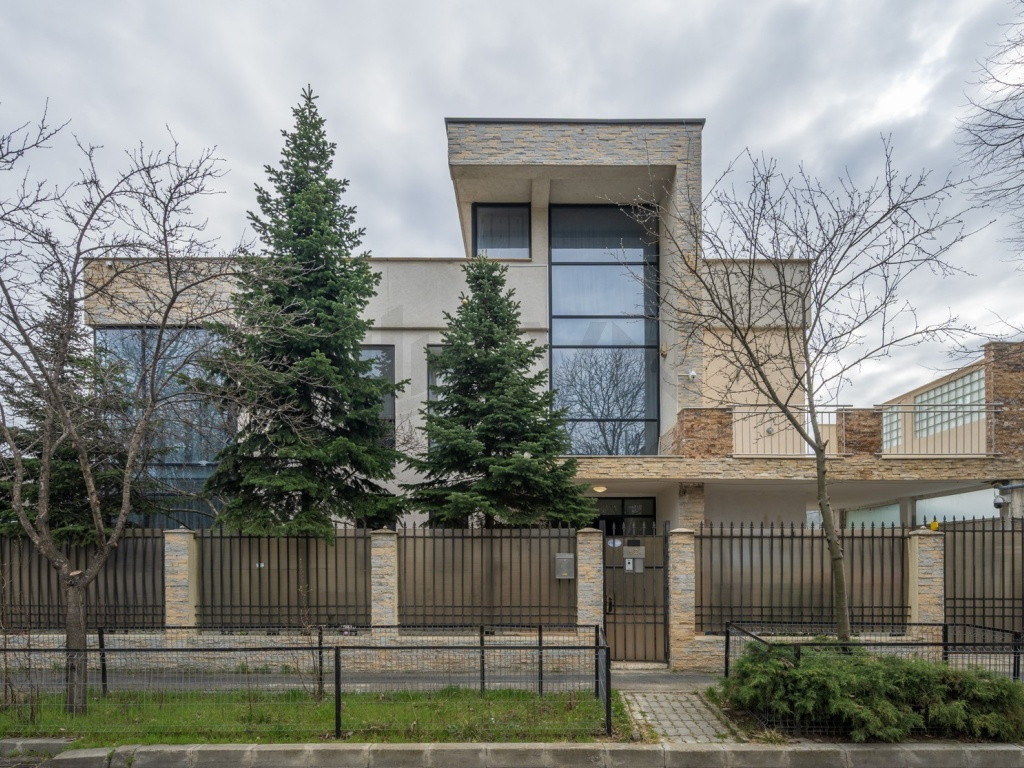 Casa moderna cu influente mediteraneene l Jandarmeriei