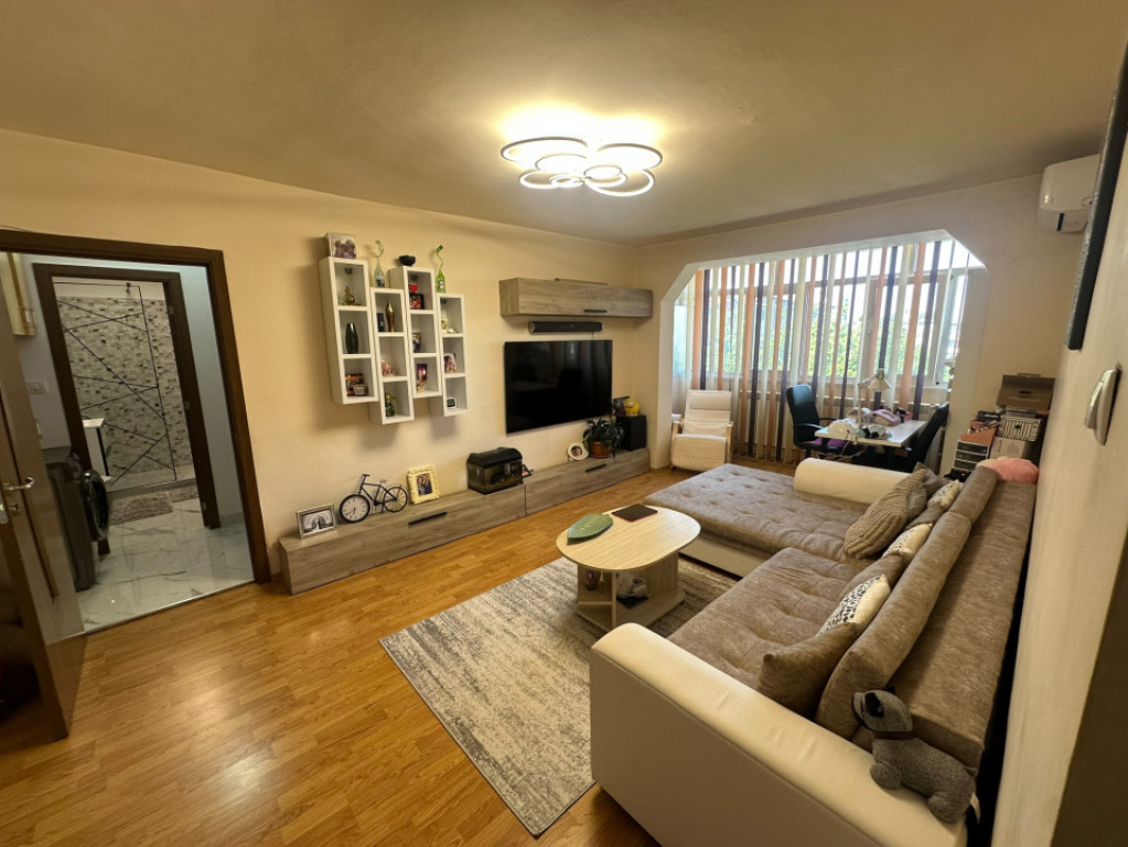 Apartament 3 camere, 70 mp + balcon, 2 băi, centrală nouă