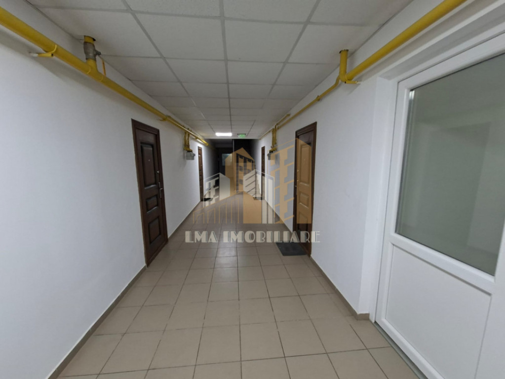 Garsoniera luminoasa cu bucatarie utilata si baie cu cada