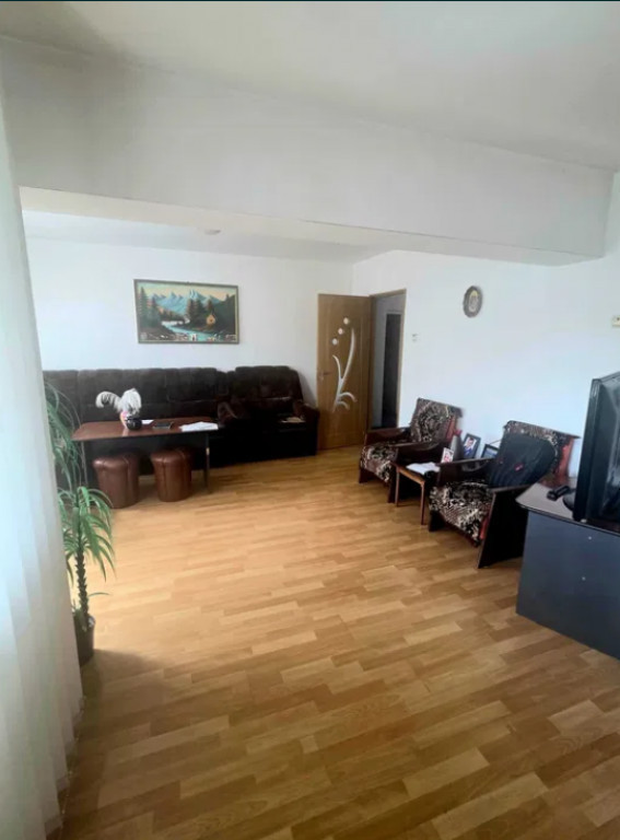 Apartament 3 camere, decomandat - zona Noua