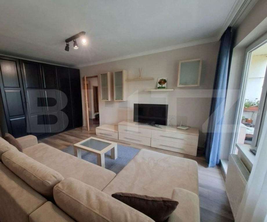 Apartament cu 3 camere, decomandat, 70 mp, parcare, zona: Zo