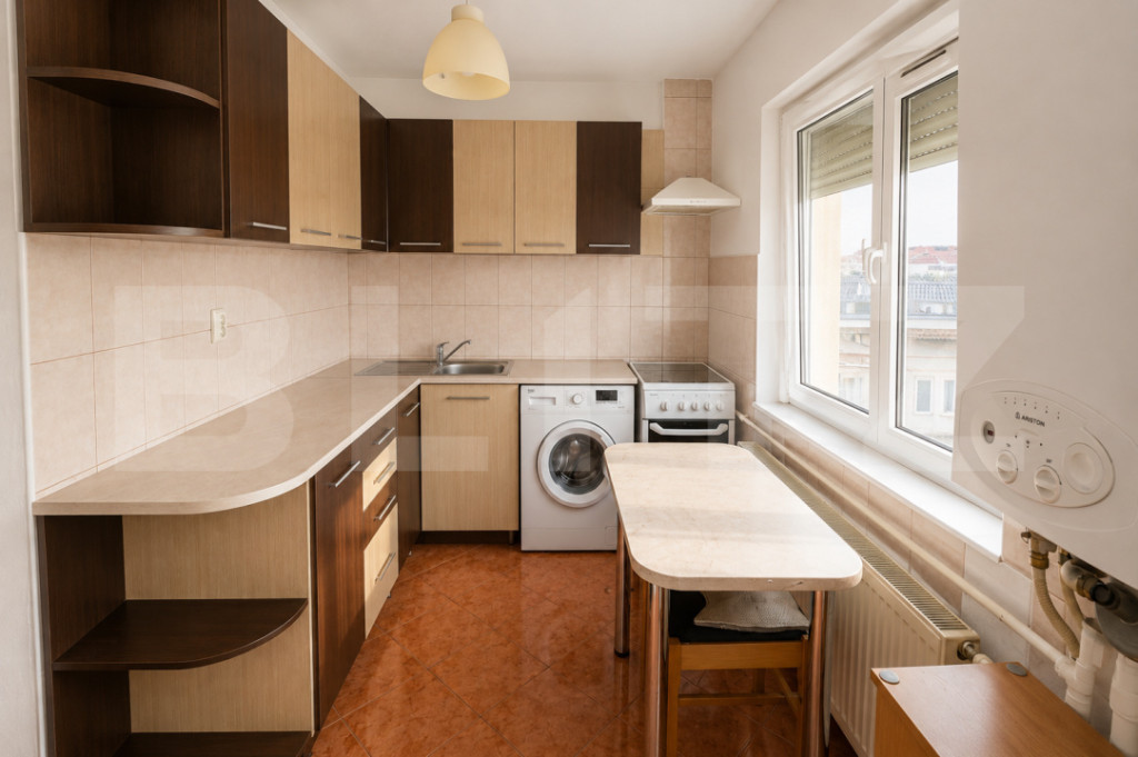 Apartament cu 2 camere, decomandat, 50 mp, balcon 10 mp, eta