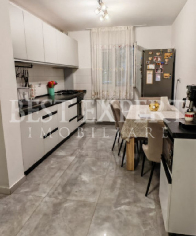 Apartament 4 camere cu geam la baie, bloc reabilitat