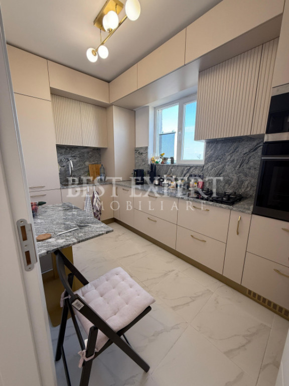 2 Camere de inchiriat complet mobilat si cu Parcare acoperi