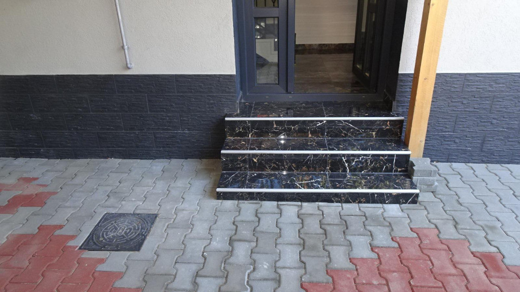 Inchiriez apartament in Vila in Deva, zona ultracentrala, curte comuna