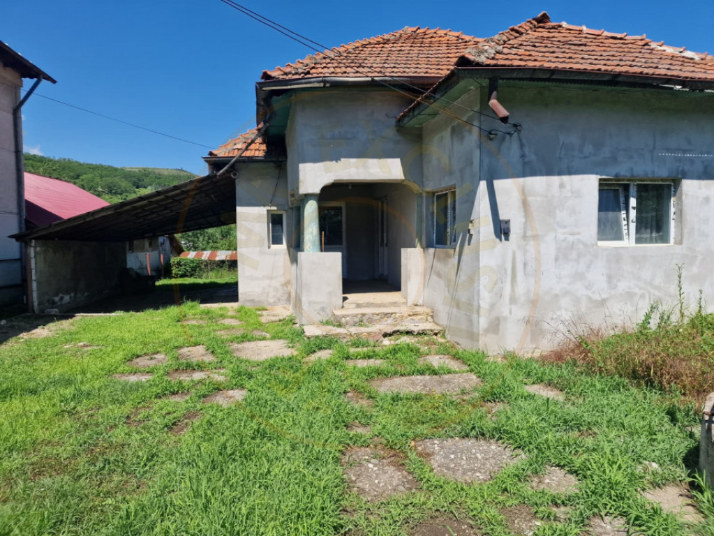 Casă cărămidă 4 camere + anexe - Călinești - Vrăneșt