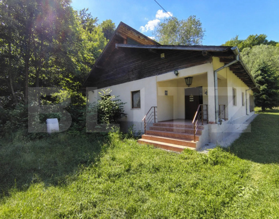 Proprietate rezidențială stil mediteranean, acces la pâr?