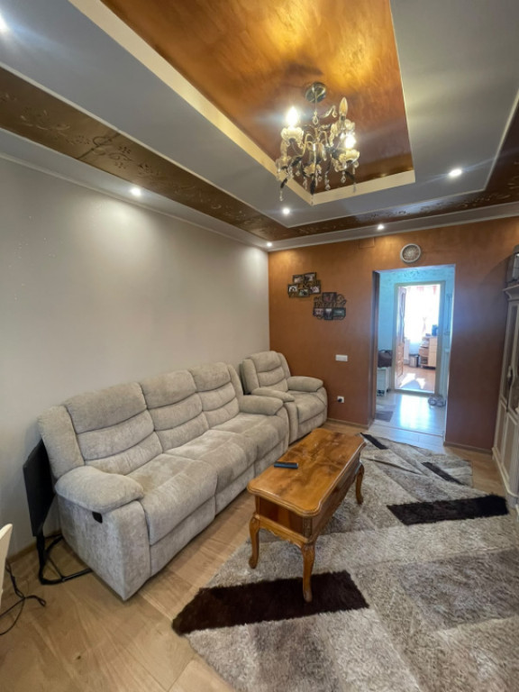 Apartament cu 3 camere, 63 mp, etaj 3, 2 băi, balcon și bo