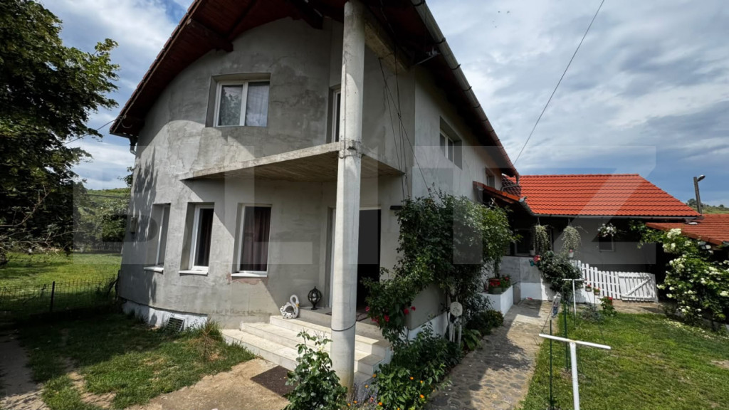 Casă spațioasă cu 4 camere, pivniță și teren de 1.144