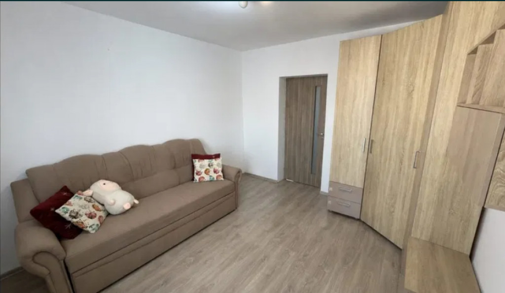 Apartament 3 camere, semidecomandat - zona Sanpetru