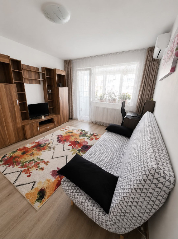 Apartament 2 camere, semidecomandat - zona Garii