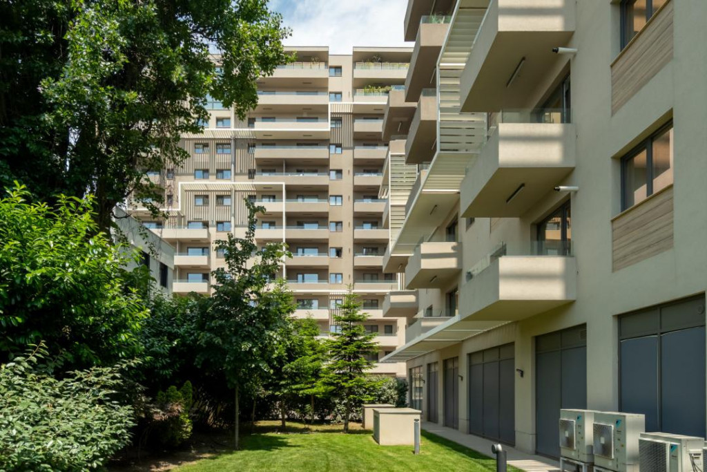 Apartament cu terasa cat o gradina, doua boxe si doua loc