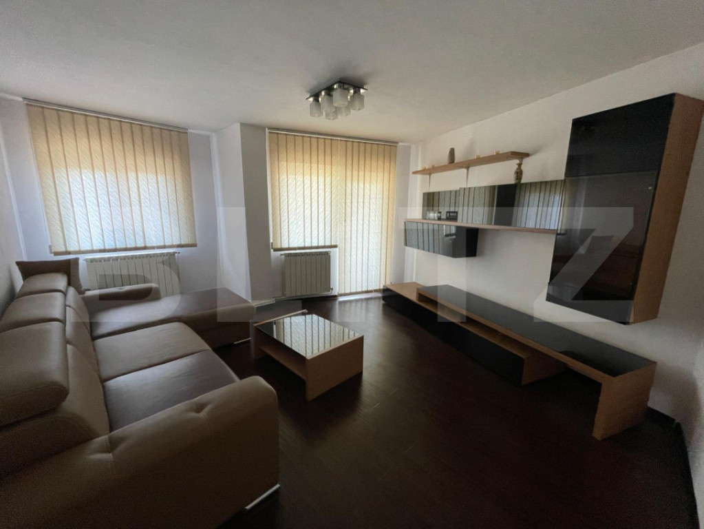 Centru Petroșani | 3 camere decomandat | Vedere spre Parân