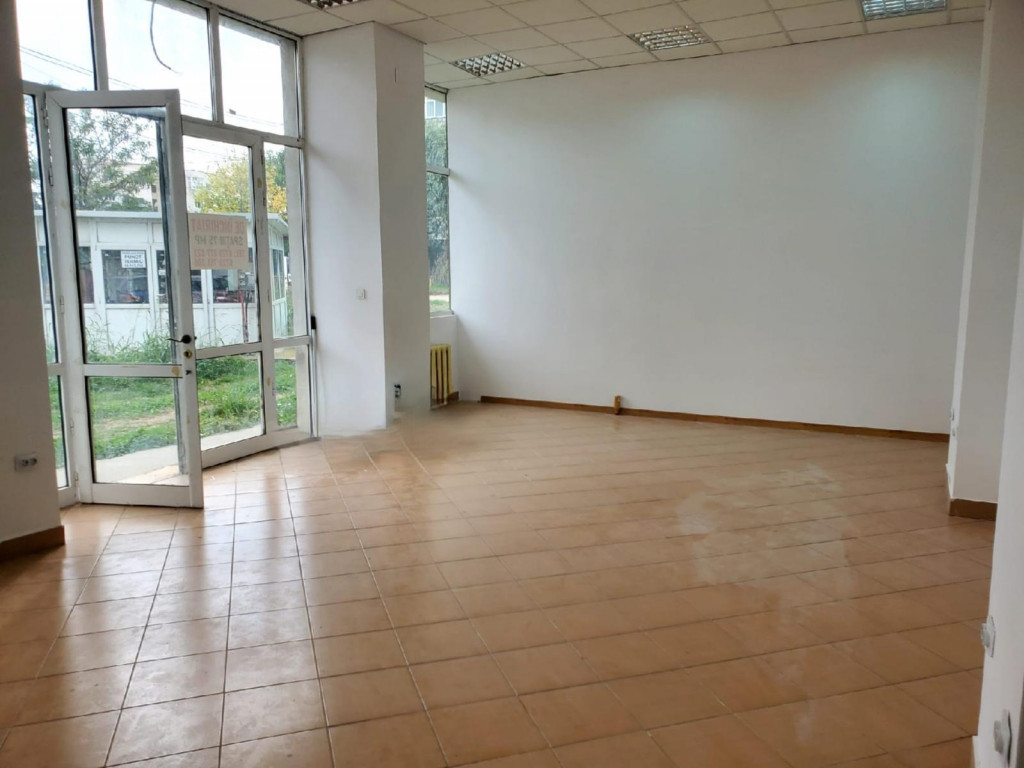 VANZARE CLADIRE CU RESTAURANT UTILAT COMPLET PLUS SPATIU COM