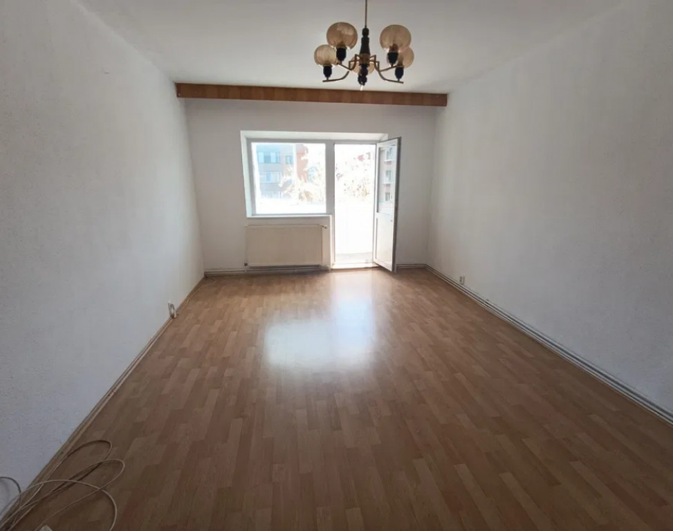 Apartament cu 4 camere, decomandat - zona Bartolomeu