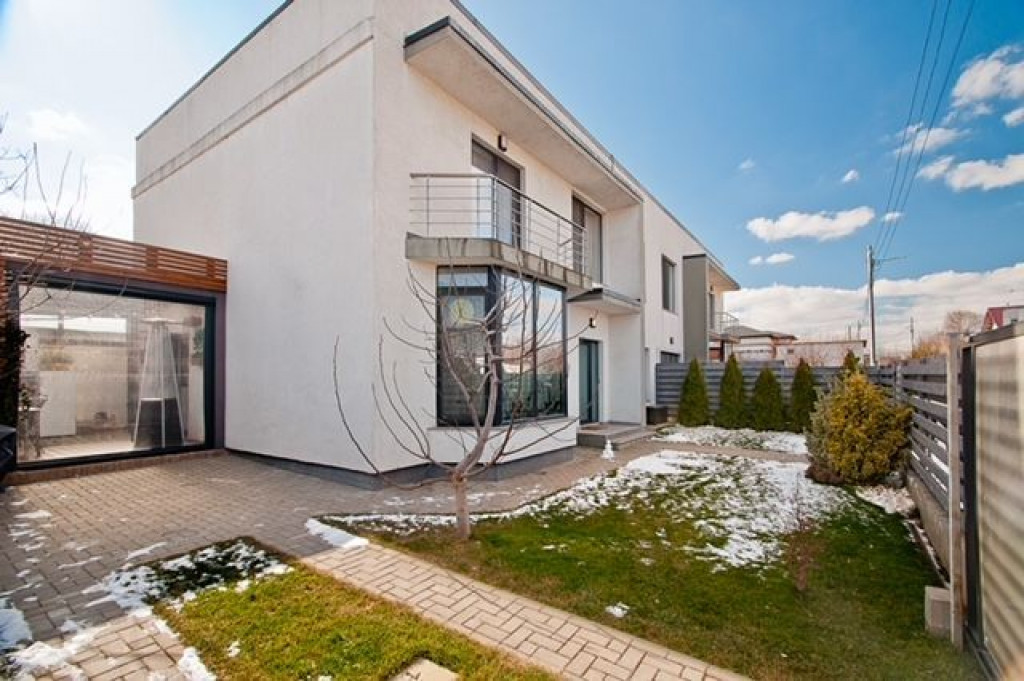 Casă modernă P+1 cu panouri fotovoltaice, complet mobil...