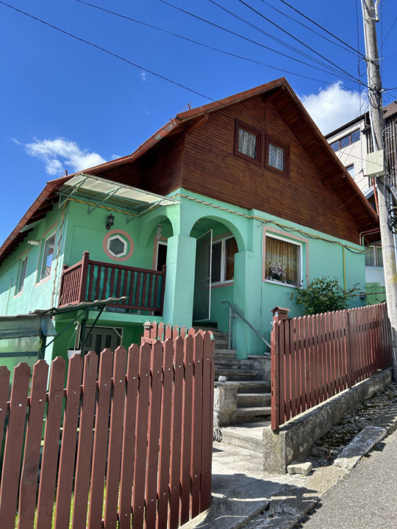 Casă individuală spațioasă de închiriat cu 5 camere și