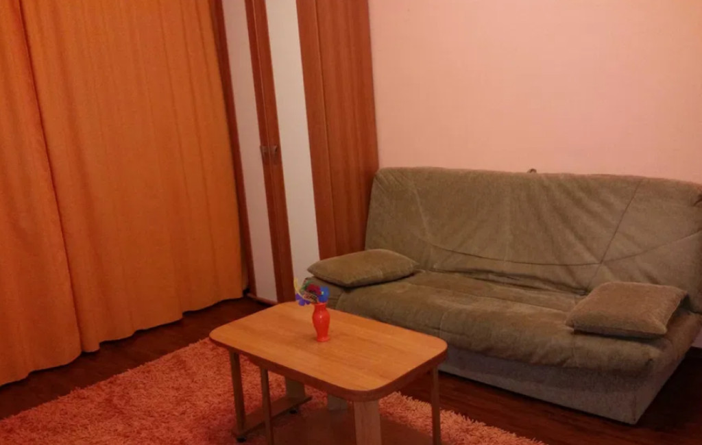 Apartament 2 camere, semidecomandat - zona Noua