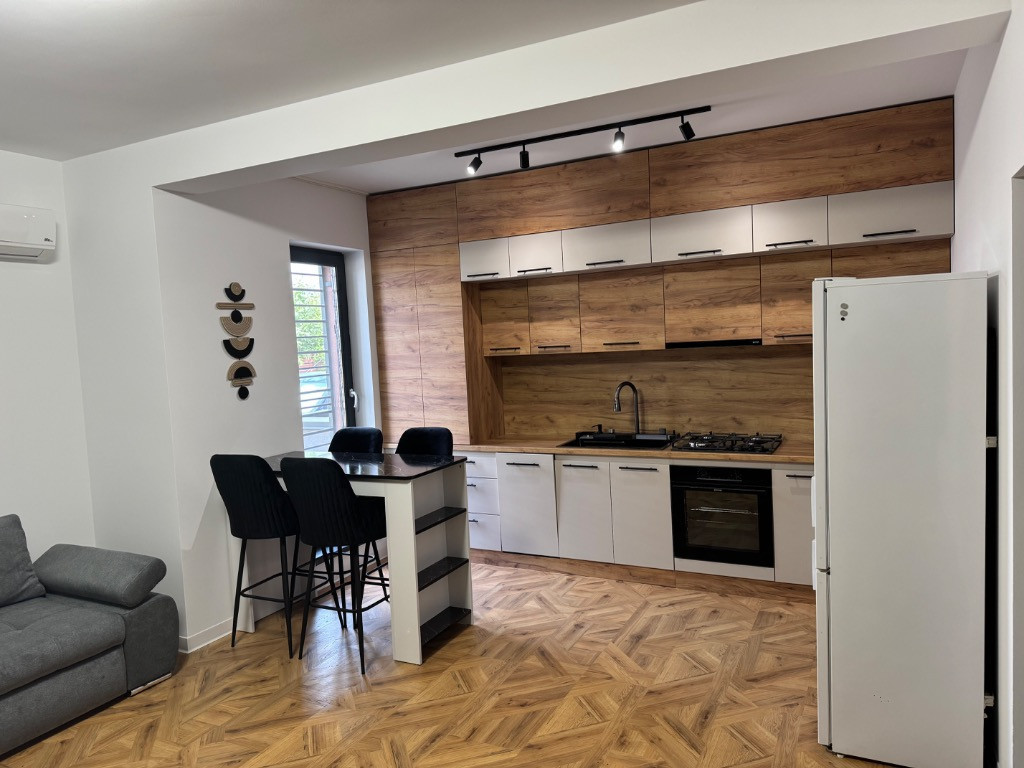 Inchiriez ap. 2 camere bloc nou