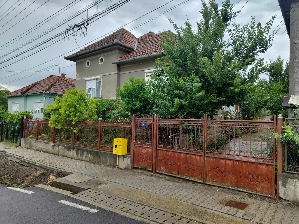 Casă individuală 180 mp + 800 mp teren/livadă – Sărmașu, jud. Mureș