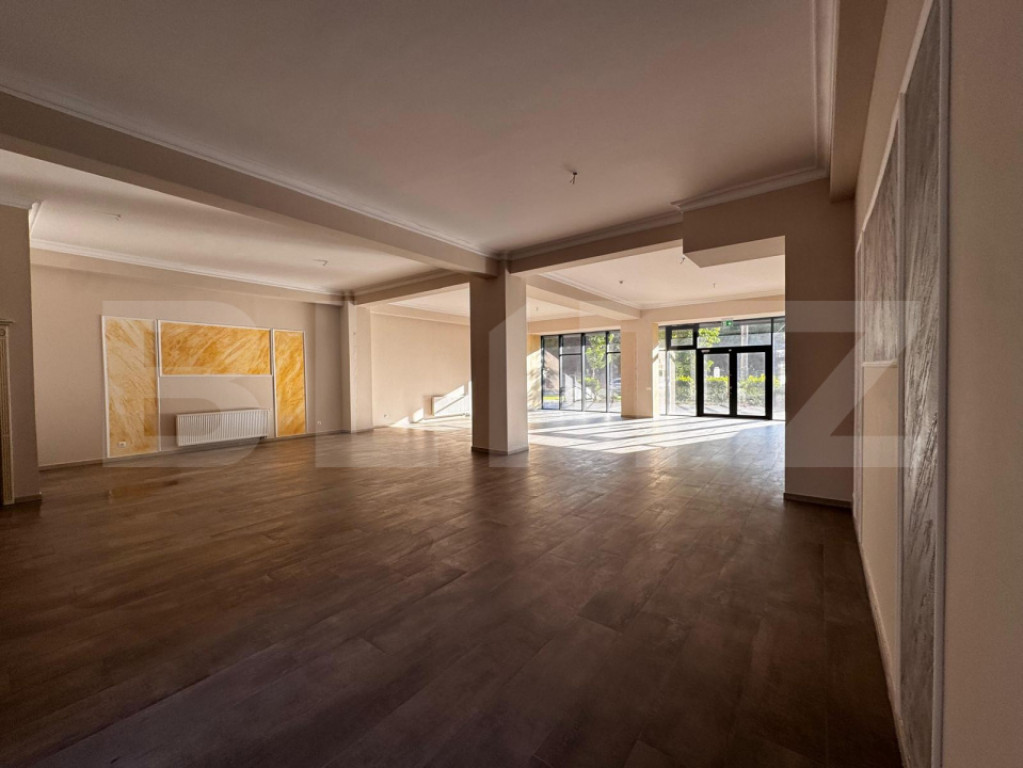Spatiu comercial central, 161 mp, open space, 2 locuri de pa