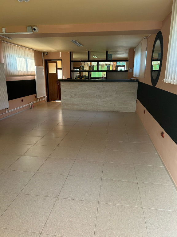 Casă de vânzare, spațiu comercial , anexe și livadă