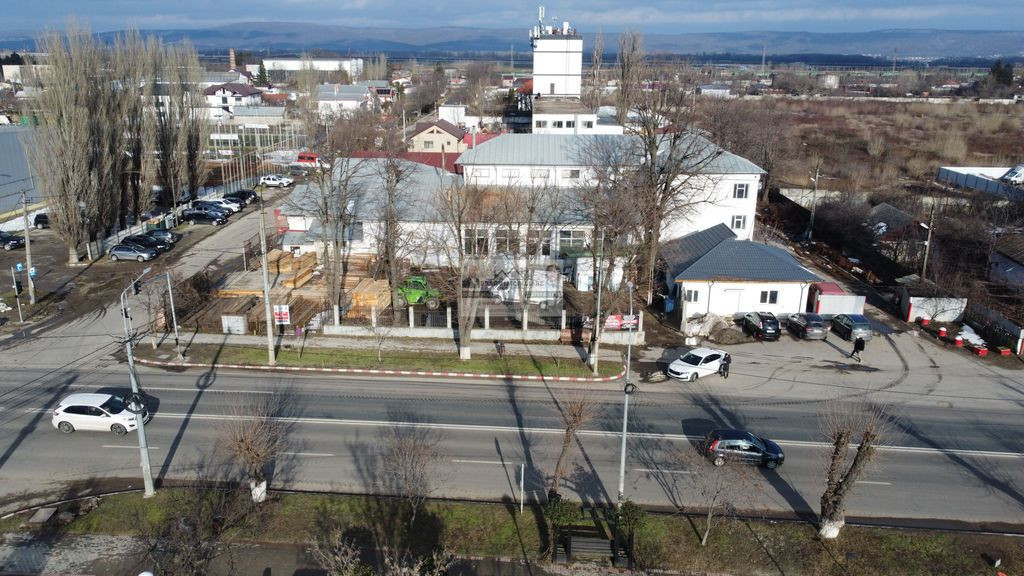 Spațiu comercial la E85 Adjud/ Vis a vis de spitalul mun...