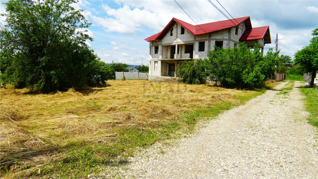 Duplex la rosu in Aninoasa/ 220 mp/ 500 mp teren/ Zona supe