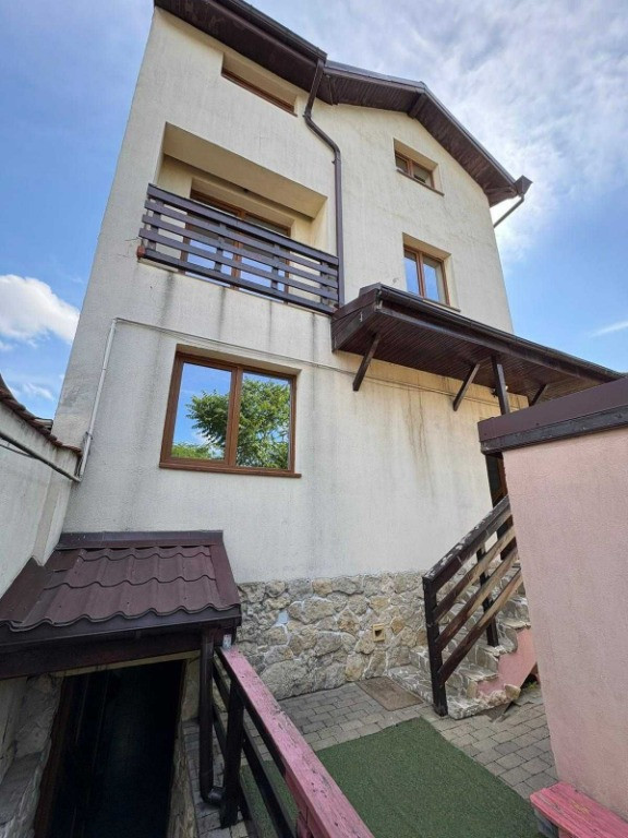 Casa,D+P+2 nivele,Aparatori Patriei,5 minute Metrou.