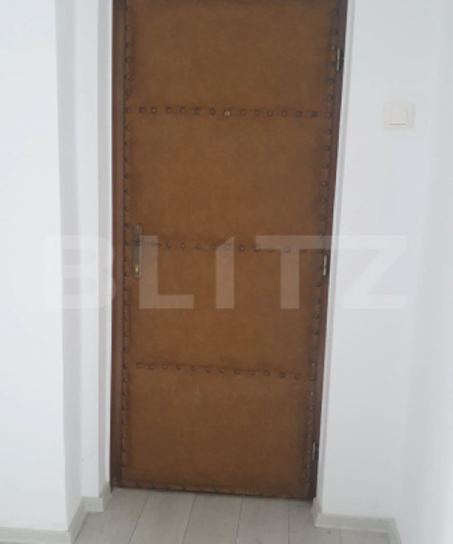 Apartament 3 camere semidecomandat, renovat, nemobilat in Va