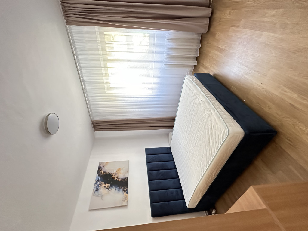 Proprietar inchiriez apartament decomandat 4 camere 2 bai