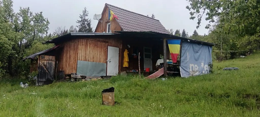 Vând casa de vacanta cu gradina si teren 4000mp Livezi Harghita