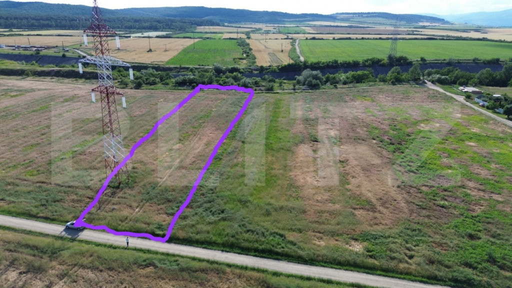Teren intravilan 2.056 mp | Două fronturi stradale | Zonă