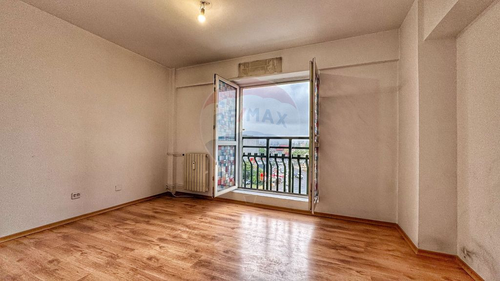 Apartament cu 4 camere de vânzare în zona 13 Septembrie