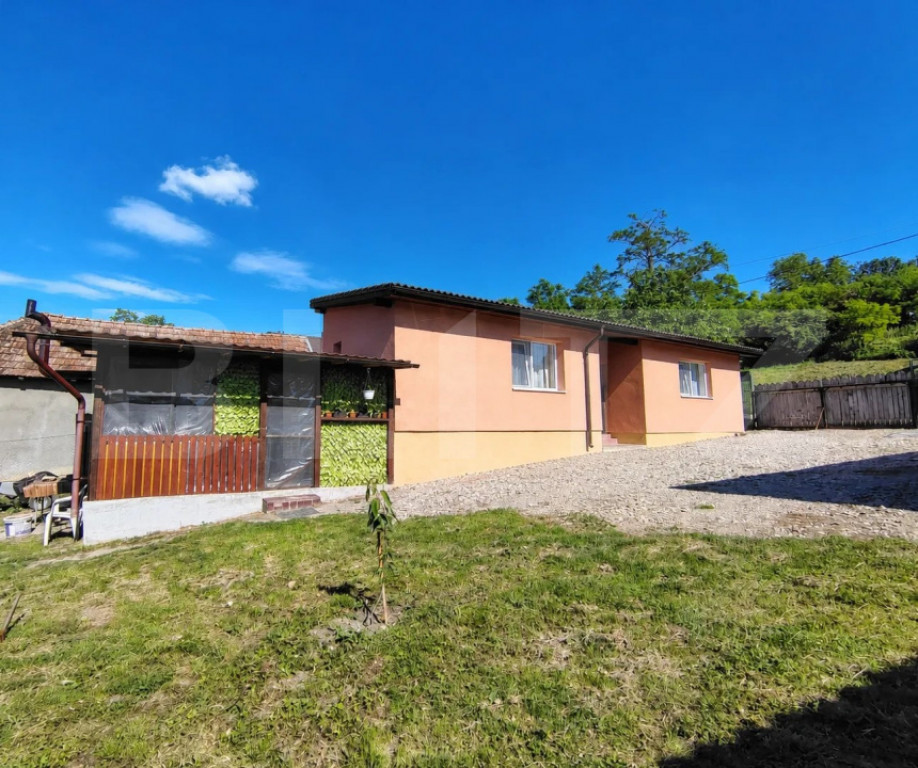 Casa individuala 70 mp, teren 926 mp, in Gădălin, Comuna J