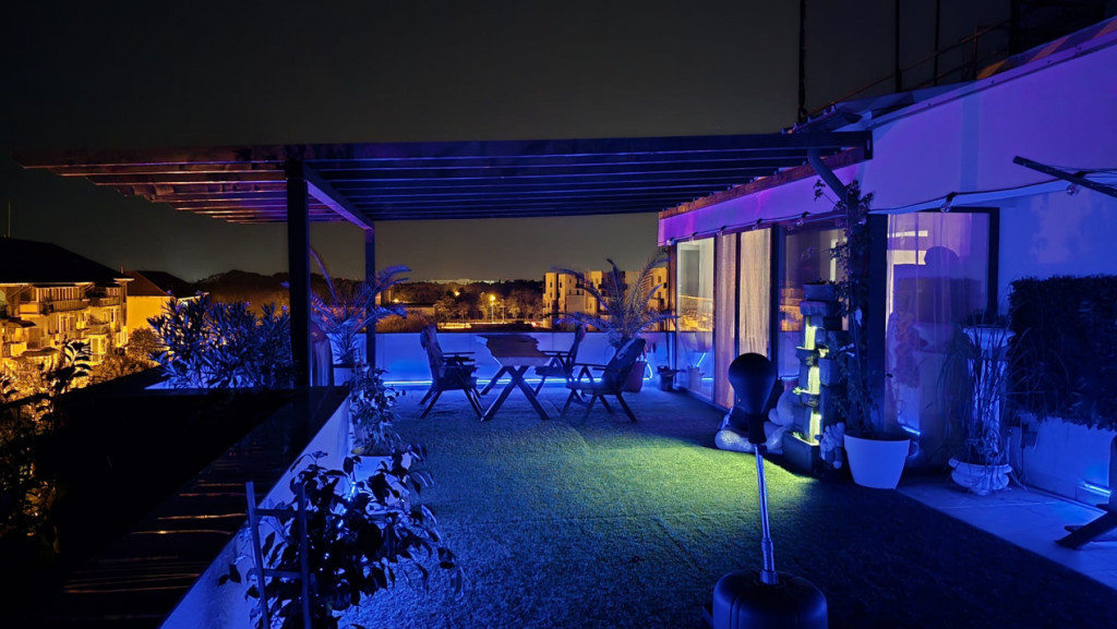 Penthouse premium 250 mp cu terasă și teren de fotbal priv