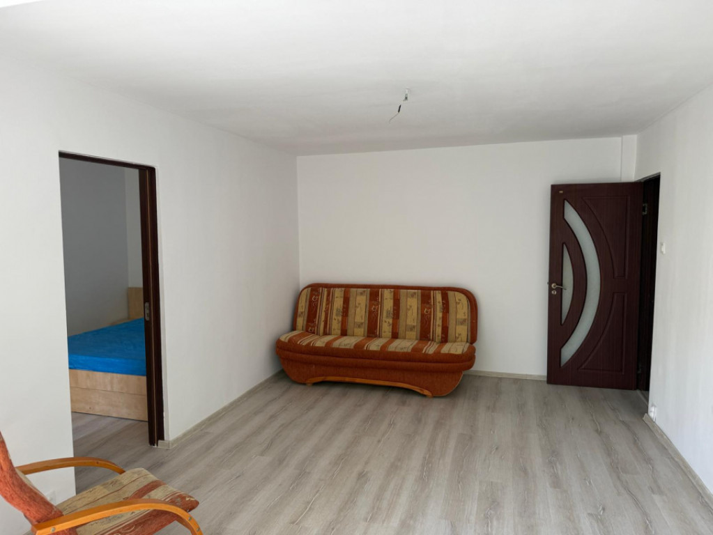 Apartament 3 camere, 49 mp, renovat recent centrala proprie,