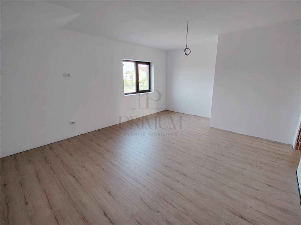 Duplex spatios la asfalt - toate utilitatile - acces rapid