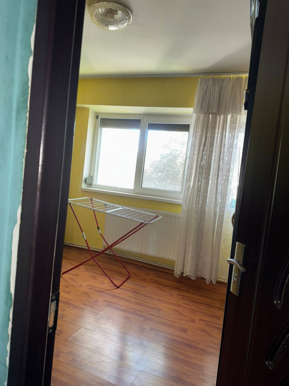Etaj 1. Apartament 4 camere, confort 1 decomandat, zona Plan